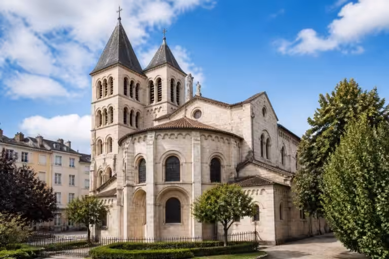 découvrez la basilique saint-martin d'ainay, un joyau du patrimoine lyonnais alliant histoire, architecture et spiritualité au cœur de lyon.